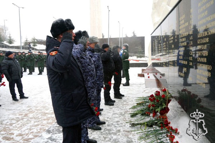 В УЛЬЯНОВСКЕ ОФИЦЕРЫ РОСГВАРДИИ ПОЧТИЛИ ПАМЯТЬ ГЕРОЕВ АФГАНИСТАНА