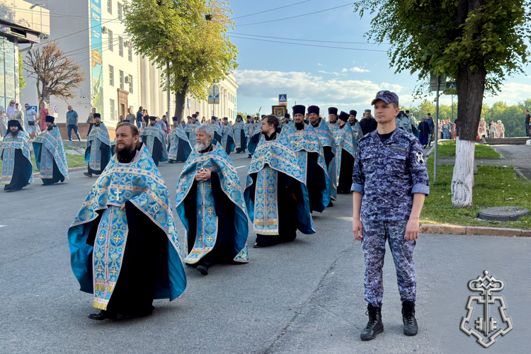 СОТРУДНИКИ РОСГВАРДИИ ОБЕСПЕЧИЛИ БЕЗОПАСНОСТЬ ВО ВРЕМЯ КРЕСТНОГО ХОДА