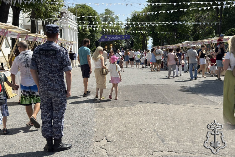 СОТРУДНИКИ РОСГВАРДИИ ОБЕСПЕЧИЛИ БЕЗОПАСНОСТЬ ВО ВРЕМЯ ПРОВЕДЕНИЯ ФЕСТИВАЛЯ «БУЛЬВАР» В УЛЬЯНОВСКЕ
