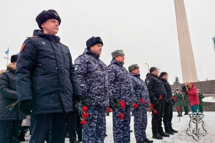 В УЛЬЯНОВСКЕ ОФИЦЕРЫ РОСГВАРДИИ ПОЧТИЛИ ПАМЯТЬ ГЕРОЕВ АФГАНИСТАНА