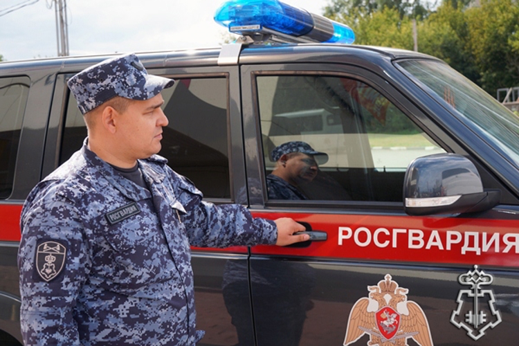 За одни сутки сотрудникам Росгвардии пришлось дважды задерживать жительницу Владивостока за устроенный дебош