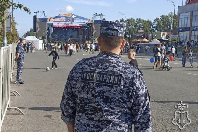 Росгвардейцы обеспечили безопасность на праздновании Дня Воздушного флота в Ульяновске