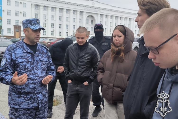 В Ульяновске росгвардейцы развернули работу агитационного пункта