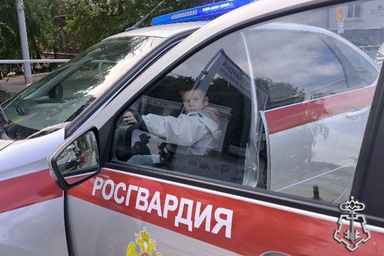 В Ульяновске росгвардейцы развернули работу агитационного пункта