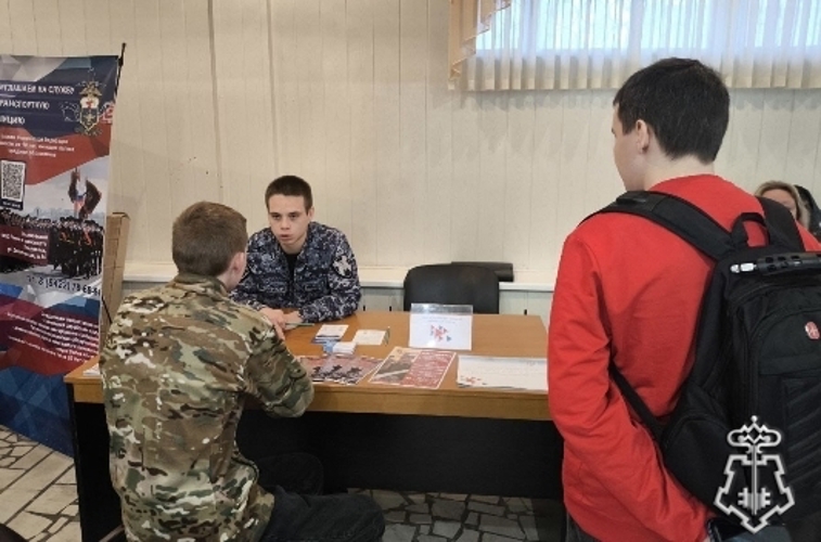 В Ульяновске сотрудники Росгвардии представили службу на городской ярмарке вакансий