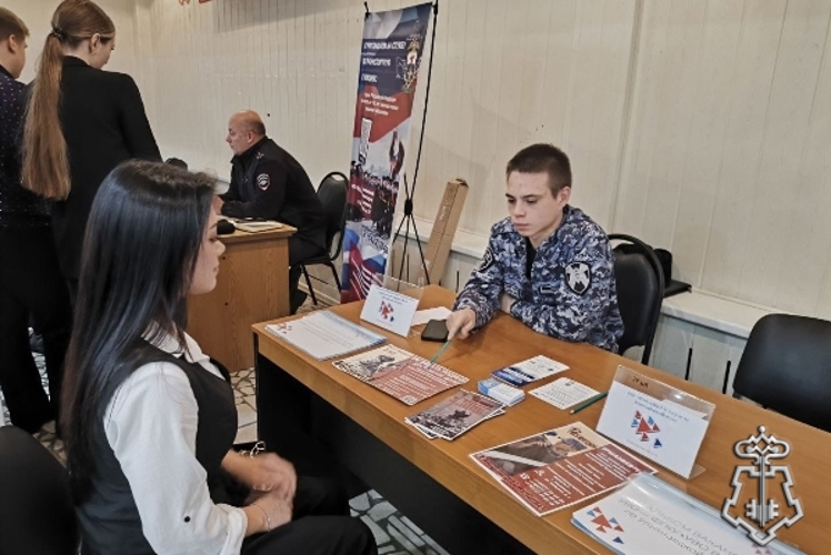 В Ульяновске сотрудники Росгвардии представили службу на городской ярмарке вакансий