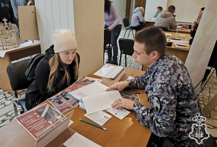 В Ульяновске сотрудники Росгвардии представили службу на городской ярмарке вакансий