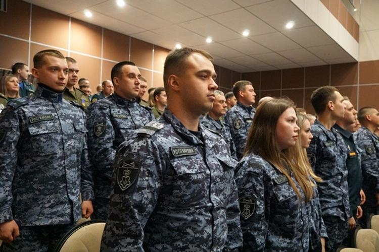 Сотрудники вневедомственной охраны были отмечены на торжественном собрании в честь юбилея Росгвардии 
