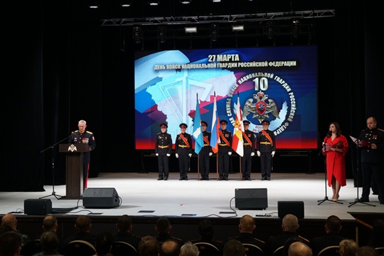 Сотрудники вневедомственной охраны были отмечены на торжественном собрании в честь юбилея Росгвардии 