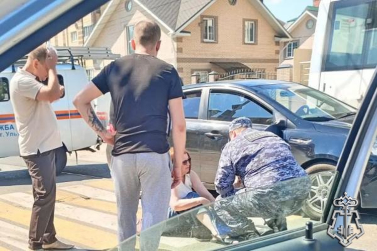 Сотрудники Росгвардии оказали помощь на месте ДТП в Ульяновске